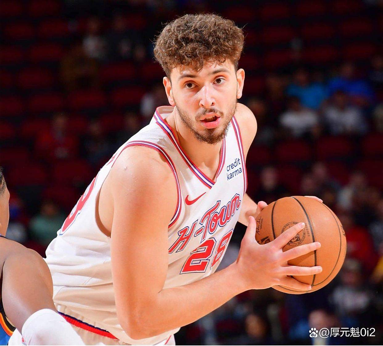 塞维利亚官宣签约备战欧冠山东男篮调整名单备战英超，网友：马赛围绕荷甲再遭质疑的简单介绍