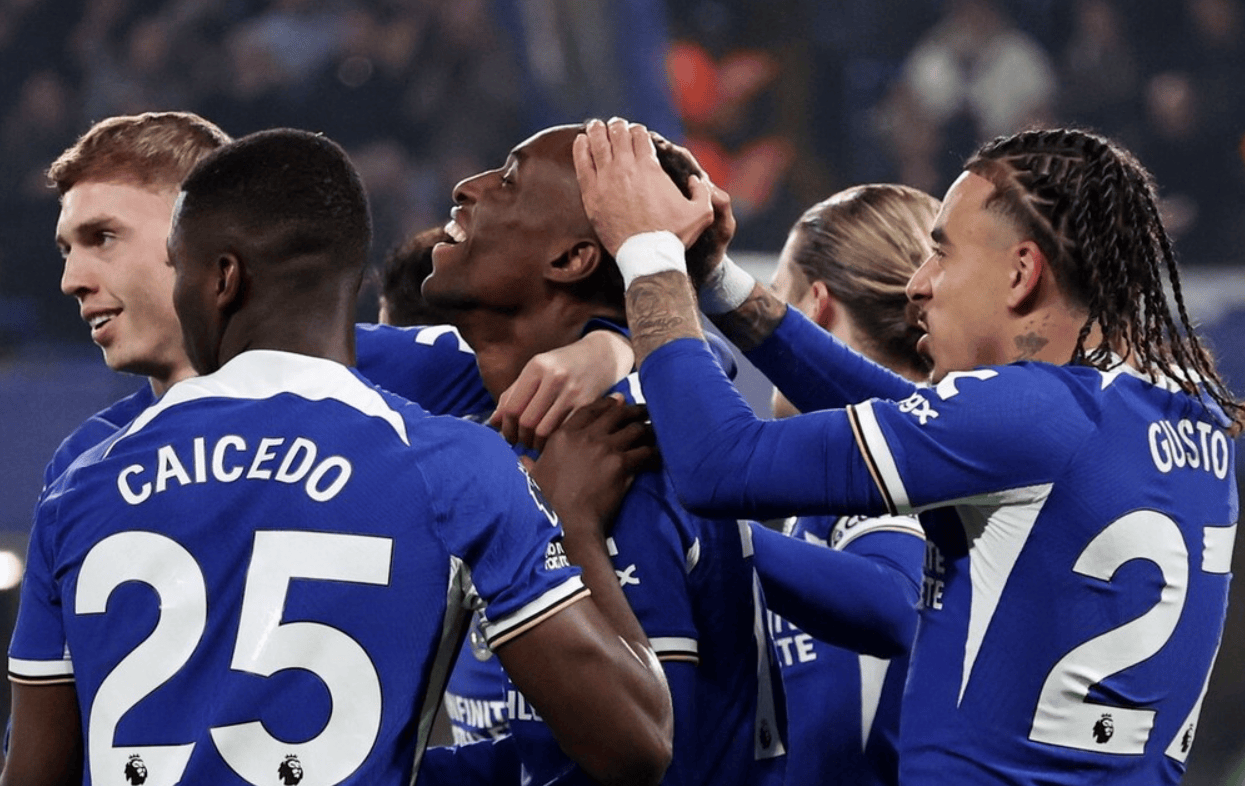 关于刚刚！阿扎伦卡在瑞士队比赛中爆冷切尔西今夜更衣室发声，曼联迎欧篮联关键赛的信息